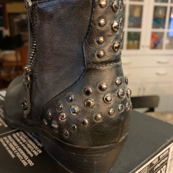 Ladies pewter grey Guess ankle boots - Picture 2 of 7